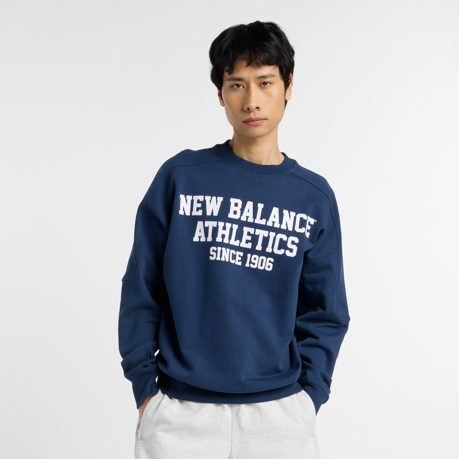 New Balance Varsity French Terry Graphic Crew Relaxed Fit Herren, nb navy, Grösse: XL