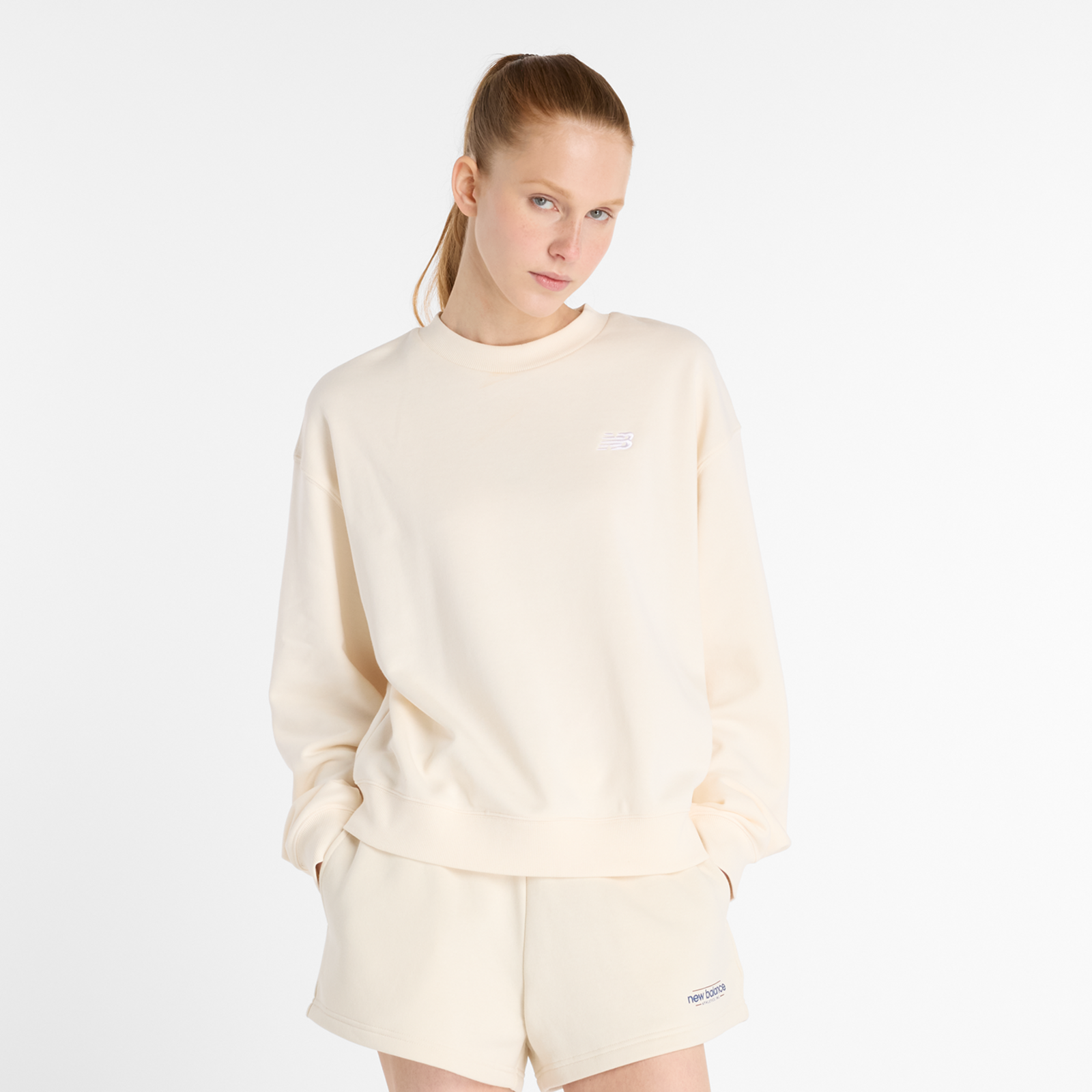 New Balance W Sport Essentials French Terry Small Logo Crew Oversized Fit Damen, beige, Grösse: M